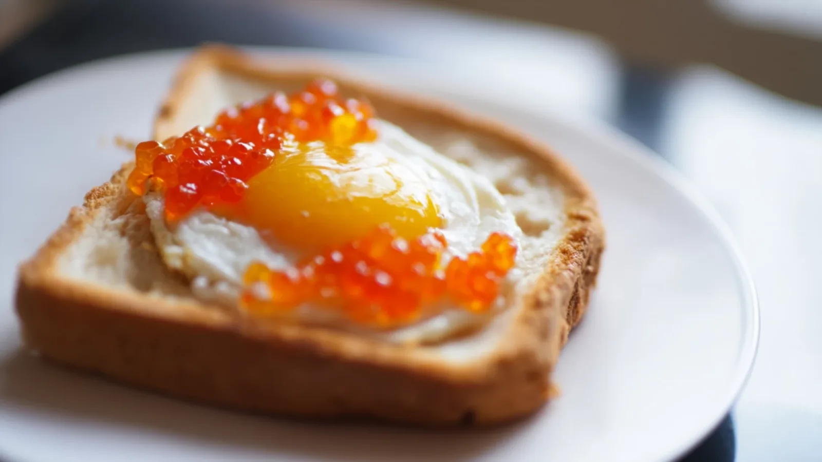 Фото блюда: Теплый тост с яйцом пашот и красной икрой для идеального завтрака