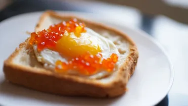 Фото рецепта Теплый тост с яйцом пашот и красной икрой для идеального завтрака