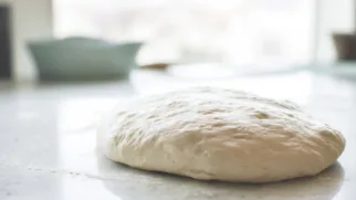 Фото рецепта: Легкое тесто для пиццы на минералке