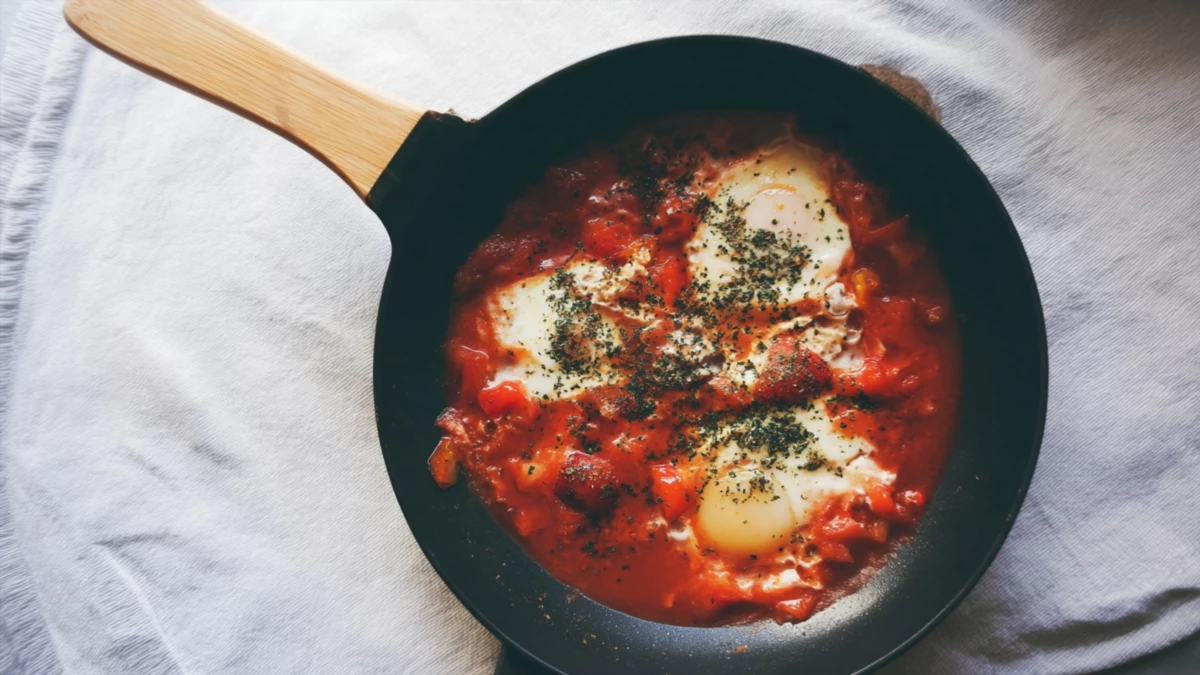 Фото блюда: Томатная шакшука с яйцами в томатном соке
