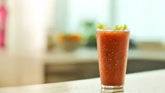 Фото рецепта: Пикантный томатный коктейль со специями и сельдереем для бодрого вкуса