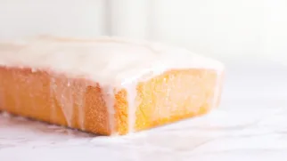 Фото рецепта: Лимонный торт с нежной сахарной глазурью и ярким ароматом цитруса