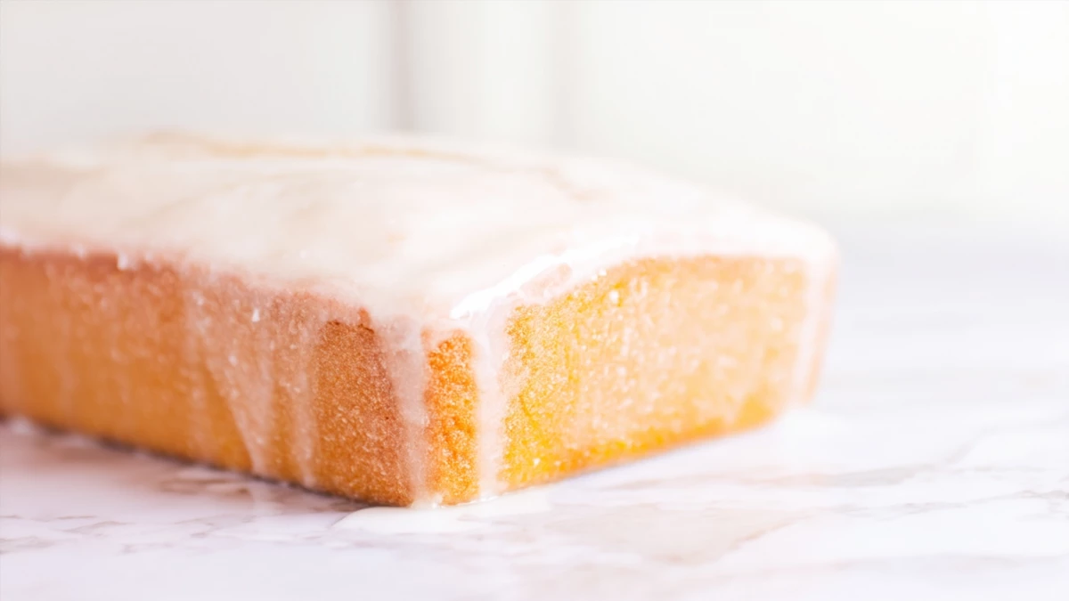 Фото блюда: Лимонный торт с нежной сахарной глазурью и ярким ароматом цитруса