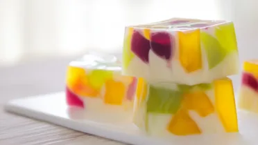 Фото рецепта Яркий торт с желе и кукурузными палочками