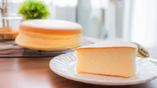 Фото рецепта: Торт суфле на сгущёнке — воздушное наслаждение