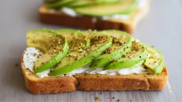 Фото рецепта Тосты с творожным сыром и авокадо – идеальный завтрак