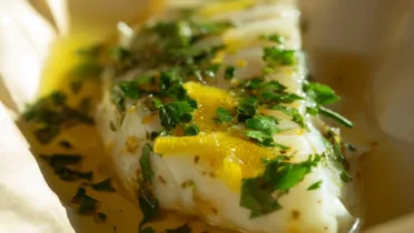 Фото рецепта Сочная треска с лимонным маслом и яркой петрушкой