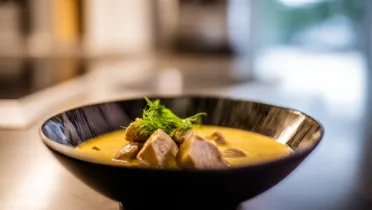 Фото рецепта Нежный тунец в кокосовом соусе с ароматом имбиря