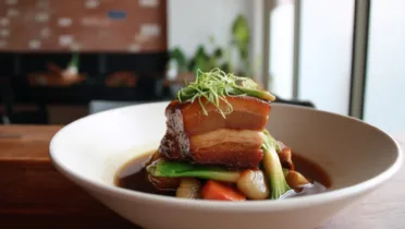 Фото блюда: Тушеная грудинка с овощами с глубоким насыщенным вкусом