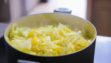 Фото рецепта Тушеная капуста с мандариновым соком с нежным цитрусовым вкусом