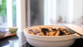 Фото рецепта: Тушеная курица с древесными грибами и имбирем