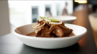 Фото рецепта Тушеная свинина с луком: вкусный и сытный рецепт для всей семьи