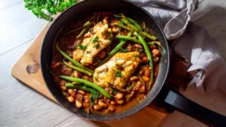 Фото рецепта: Тушёные молоки с фасолью – яркое сочетание рыбы и бобовых