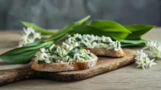 Фото рецепта: Творожная намазка с черемшой — полезный завтрак для всей семьи