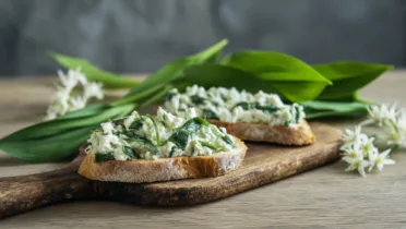 Фото рецепта Творожная намазка с черемшой — полезный завтрак для всей семьи