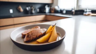 Фото рецепта: Утиная грудка с пряной грушей – Рецепт с калорийностью и пошаговым приготовлением