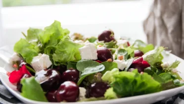 Фото рецепта Вишневый салат с зеленью: свежесть и яркость в каждом кусочке