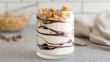 Фото рецепта Йогурт с гранолой и шоколадной пастой – Вкусный и полезный завтрак