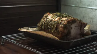 Фото рецепта: Запечённая свиная шейка с хрустящей чесночной корочкой