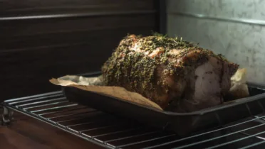 Фото рецепта Запечённая свиная шейка с хрустящей чесночной корочкой