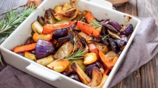Фото рецепта: Ароматные запеченные овощи с солодовым уксусом для яркого ужина