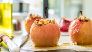 Фото рецепта: Сочные запечённые яблоки с кедровым маслом и тёплым ореховым ароматом