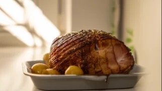 Фото рецепта: Запечённый окорок с яблоками: Ароматное сочетание свинины и фруктов