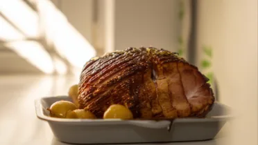 Фото блюда: Запечённый окорок с яблоками: Ароматное сочетание свинины и фруктов