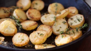 Фото рецепта: Жареная картошка с тимьяном: аромат и хрустящие края