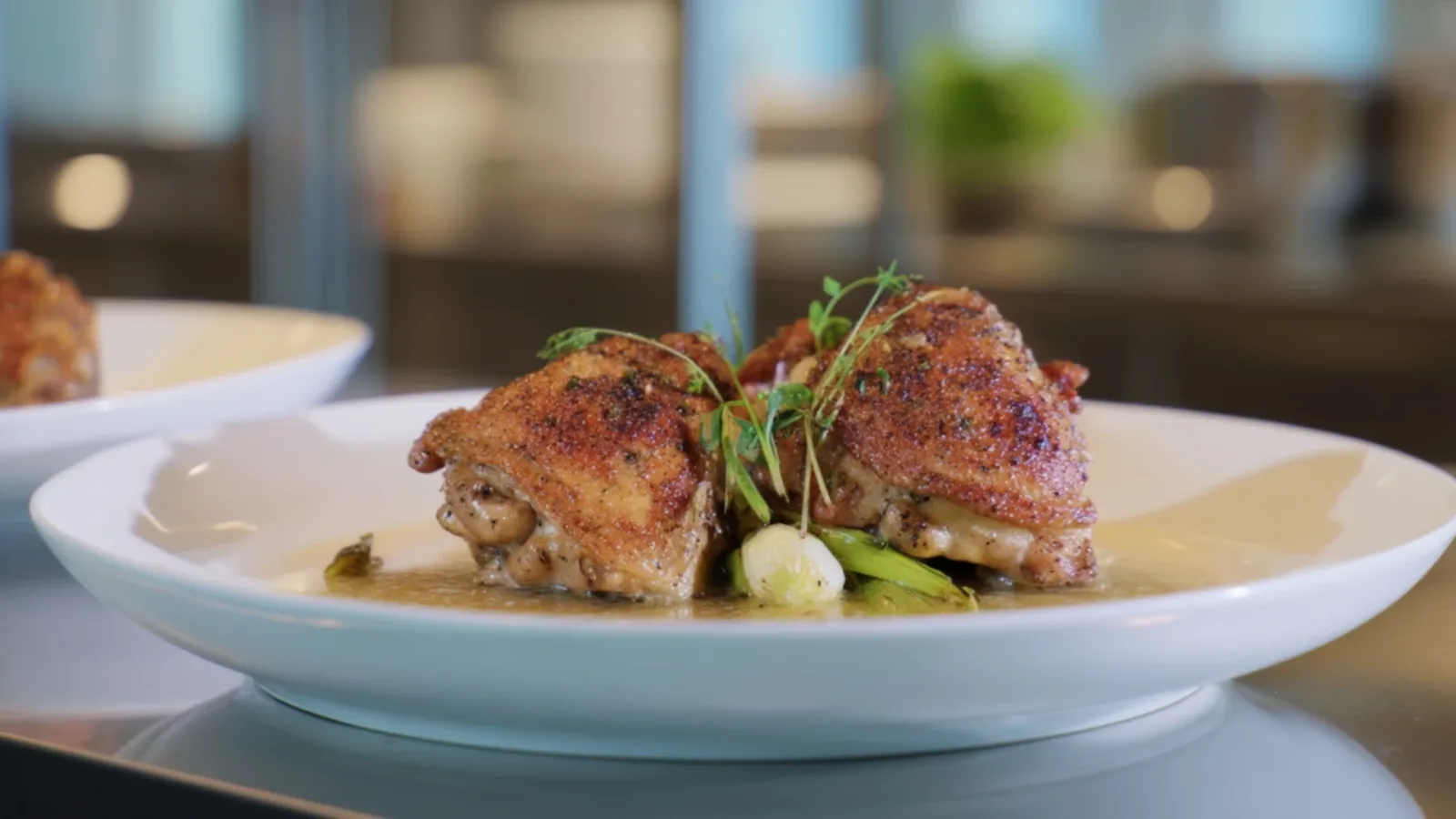 Фото блюда: Жареная курица с белым перцем: как приготовить с идеальной корочкой