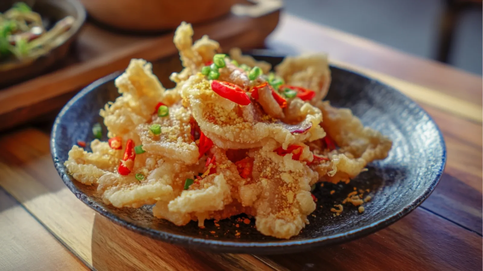 Фото блюда: Хрустящая жареная свиная кожа с чесноком для яркой закуски