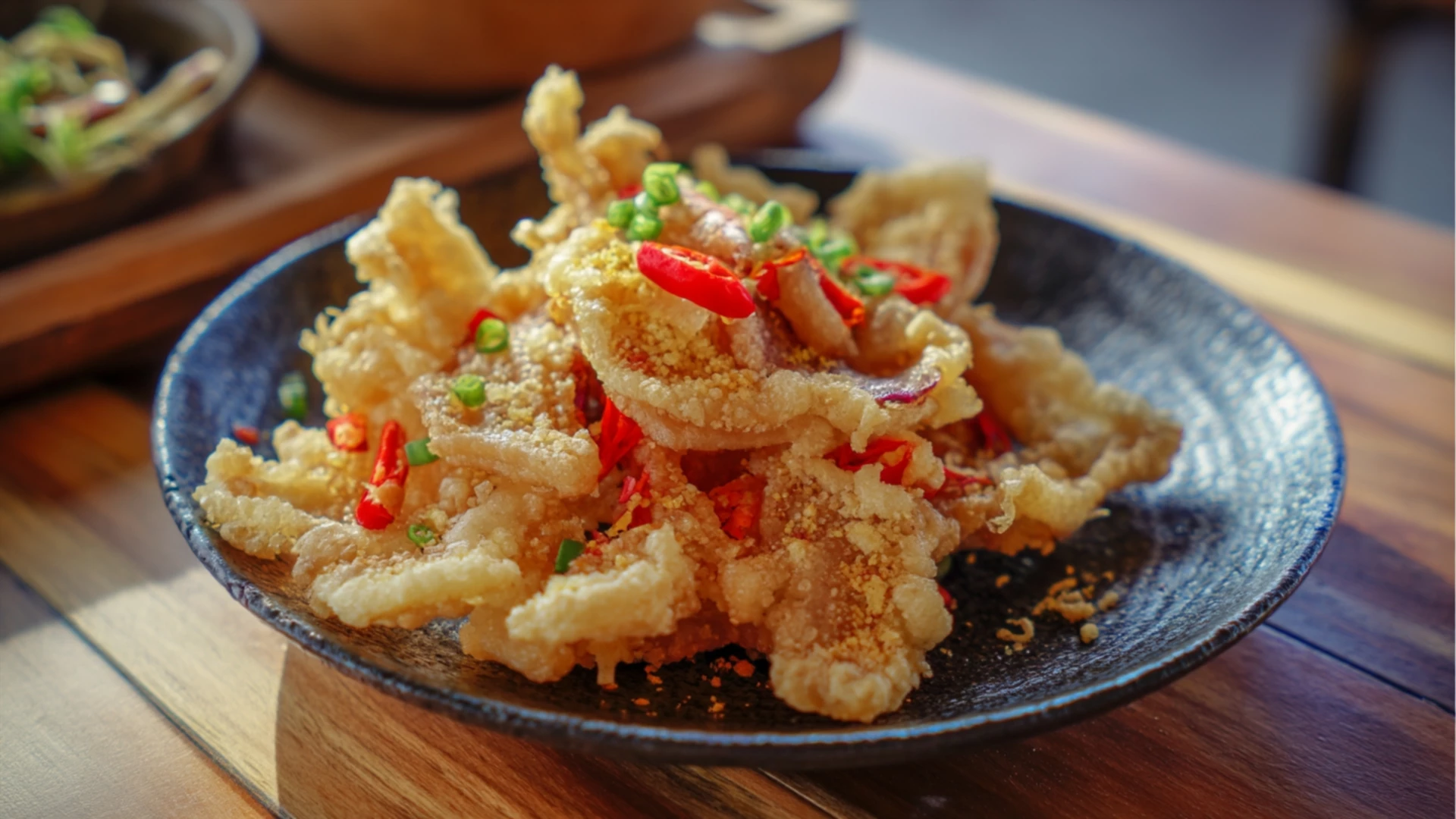 Фото блюда: Хрустящая жареная свиная кожа с чесноком для яркой закуски