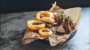 Фото блюда: Жареная утиная печень с луком – изысканный вкус на вашем столе