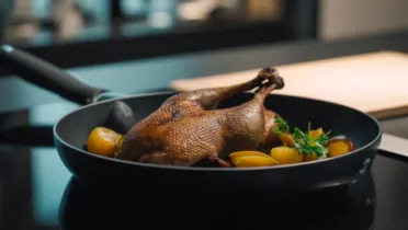 Фото рецепта Жареная утка со сливами и кориандром с насыщенным ароматом специй