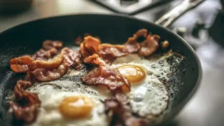 Фото рецепта: Жареные яйца с беконом: вкусный завтрак с хрустящим беконом и нежными желтками