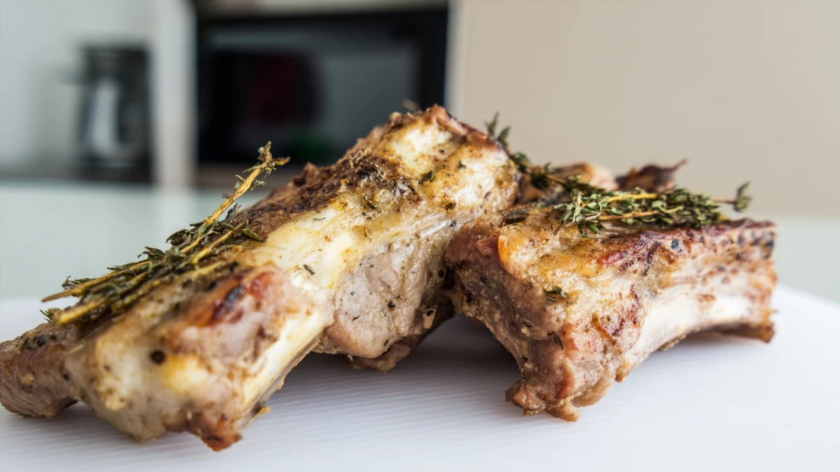 Фото блюда: Ароматные бараньи рёбра с чесноком и тимьяном в духовке, рецепт с фото