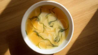 Фото рецепта: Бульон с водорослями и яйцом