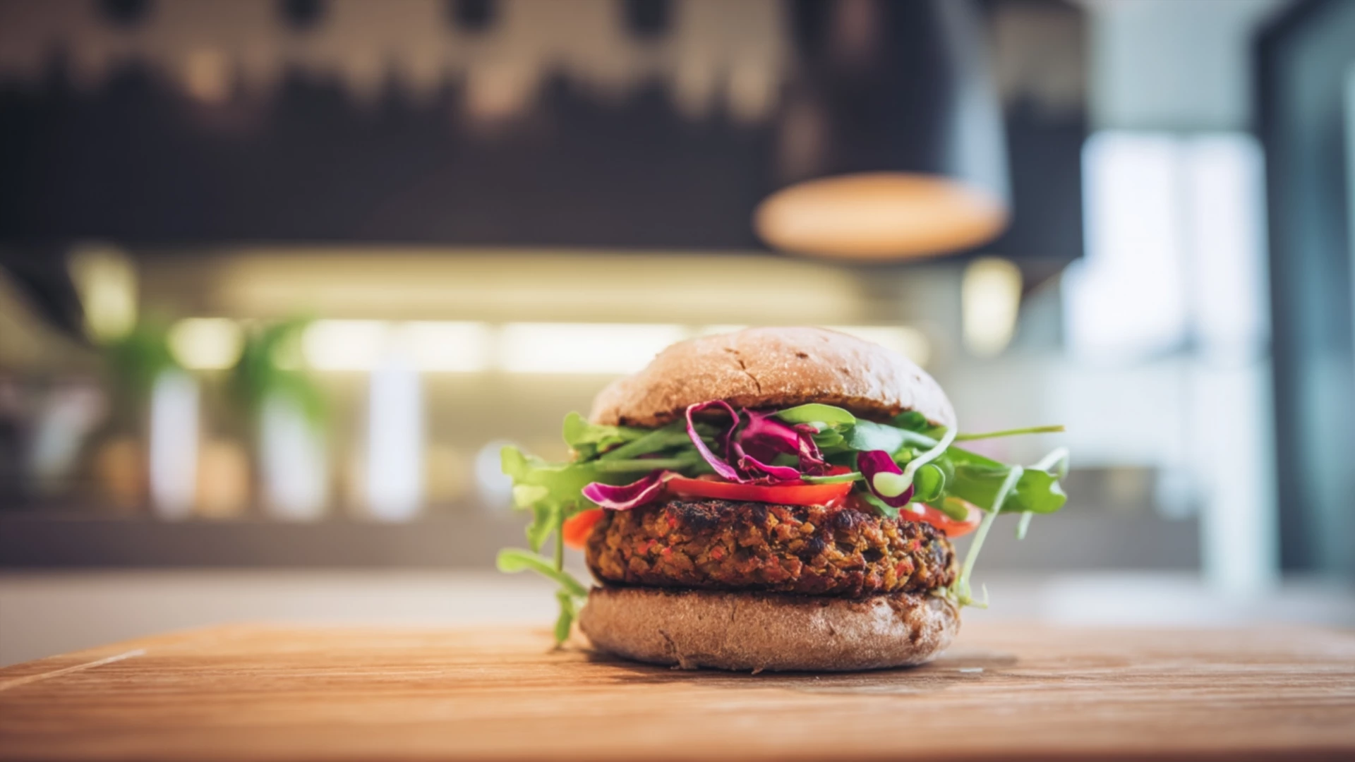 Фото блюда: Сочный овощной бургер с ярким вкусом