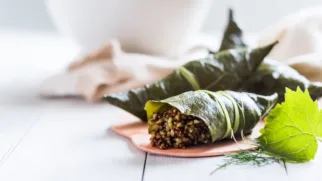 Фото рецепта: Долма с булгуром и зелёным луком с насыщенным ароматом трав