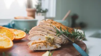 Фото рецепта: Нежное филе индейки с розмарином и цитрусовым ароматом