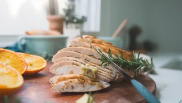 Фото рецепта: Нежное филе индейки с розмарином и цитрусовым ароматом