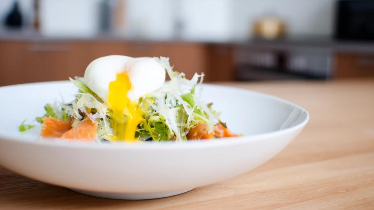 Фото блюда: Фризе с яйцом пашот и лососем с нежным желтком, рецепт с фото