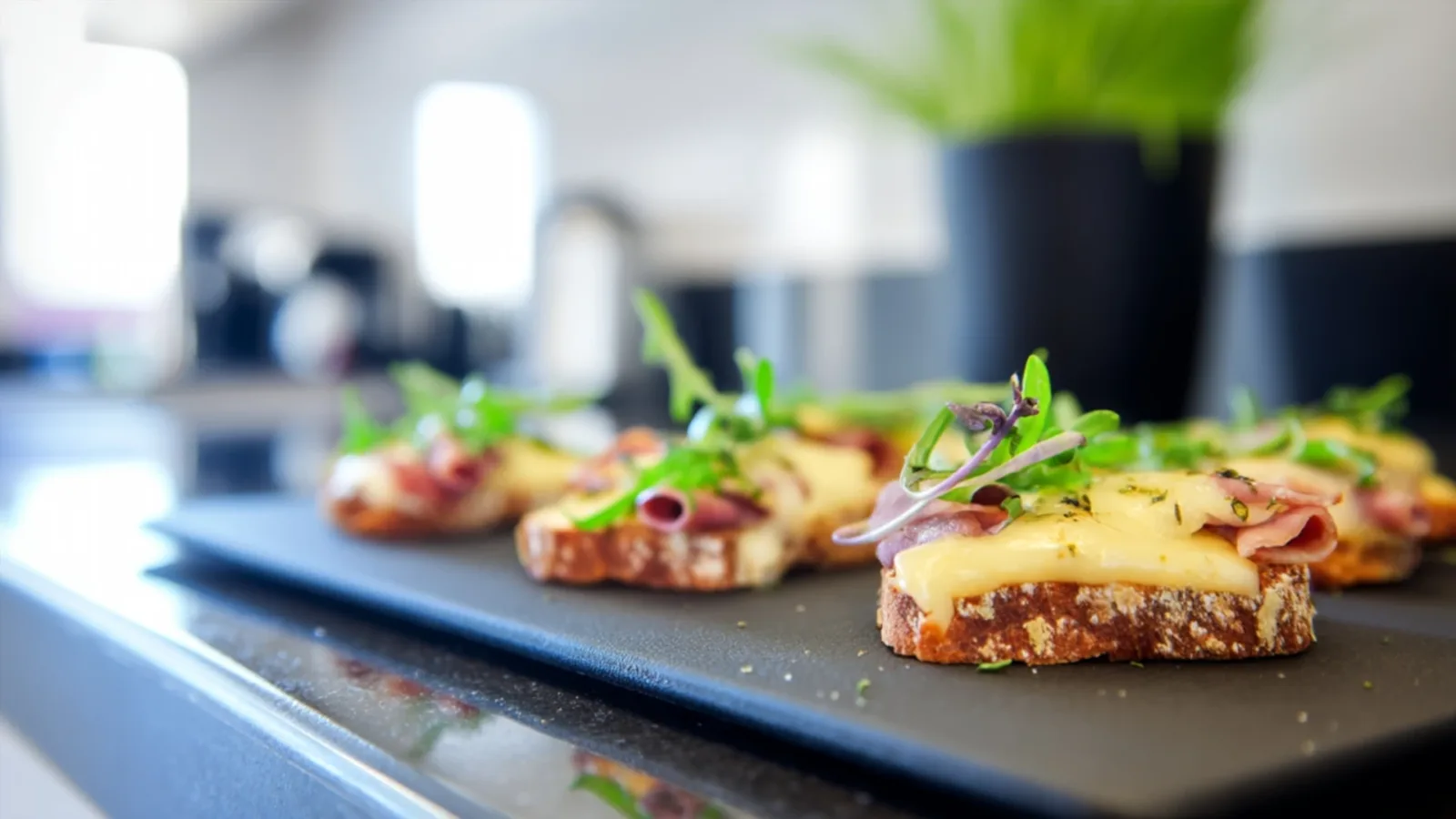 Фото блюда: Горячие канапе с ветчиной и расплавленным сыром для быстрого угощения