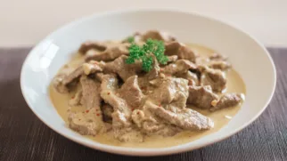 Фото рецепта: Говядина в ореховом соусе с насыщенным сливочным вкусом