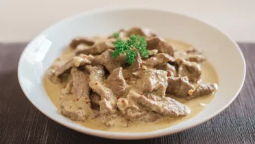 Фото рецепта: Говядина в ореховом соусе с насыщенным сливочным вкусом