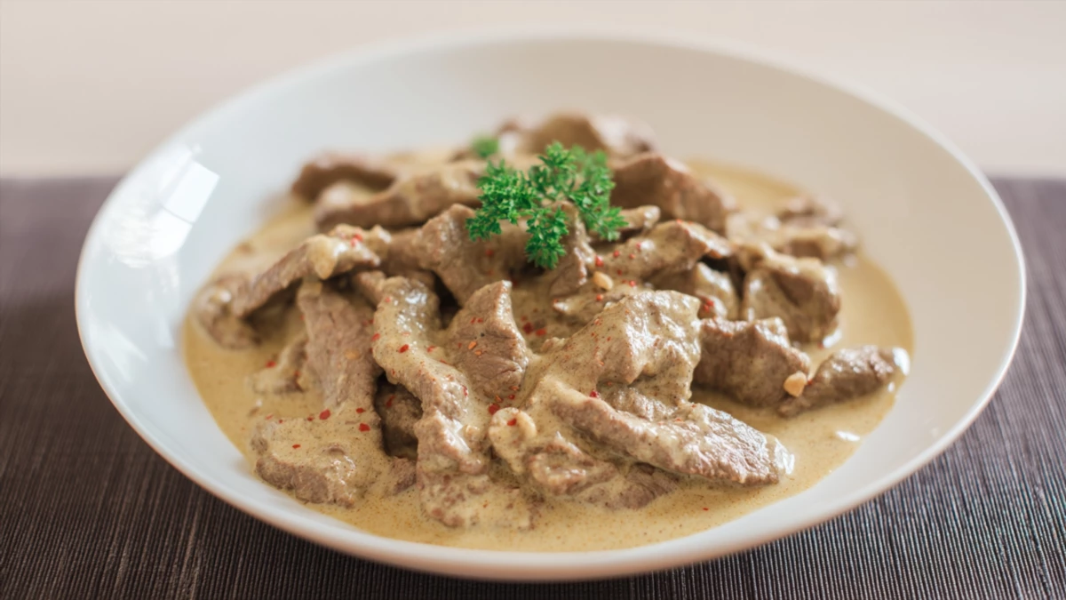 Фото блюда: Говядина в ореховом соусе с насыщенным сливочным вкусом, рецепт с фото