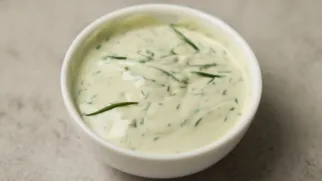 Фото рецепта: Нежный тархунный соус к рыбе с ярким ароматом зелени