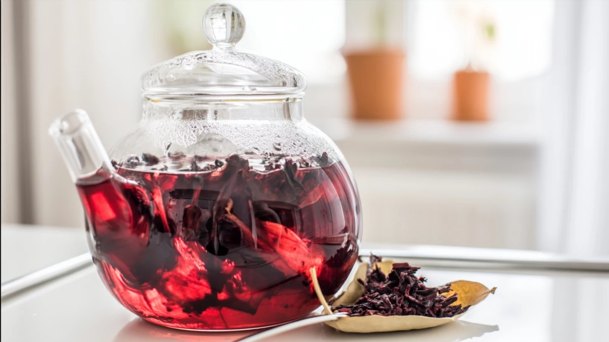 Фото блюда: Каркаде с лавровым листом для глубокого вкуса и аромата, рецепт с фото