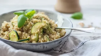 Фото рецепта: Киноа с цукини и базиликом простой полезный вкус лета