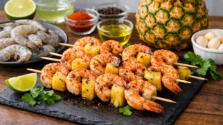 Фото рецепта: Сочные креветки на шпажках с ананасом и лаймом
